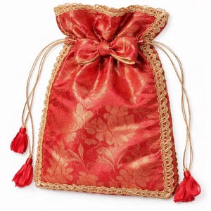 Op de afbeelding: Rode satijnen trekkoordtas met gouden bloemenpatroon en gouden rand. De tas heeft een strik aan de bovenkant en gouden trekkoorden met rode kwastjes. Ideaal voor cadeaus of kleine items.