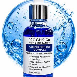 Op de afbeelding: Een blauwe glazen fles met een witte pipet en zilveren dop, met een blauwe vloeistof. Het etiket luidt "10% GHK-Cu CONCENTRATION COPPER PEPTIDES COMPLEX" en "30 ml/1.0 fl. oz." Waterdruppels omringen de fles.