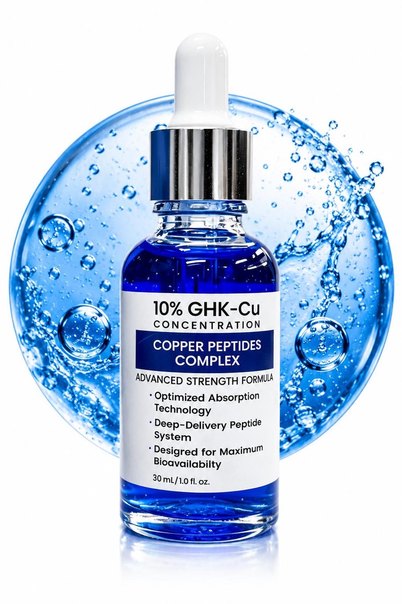 Op de afbeelding: Een blauwe glazen fles met een witte pipet en zilveren dop, met een blauwe vloeistof. Het etiket luidt "10% GHK-Cu CONCENTRATION COPPER PEPTIDES COMPLEX" en "30 ml/1.0 fl. oz." Waterdruppels omringen de fles.