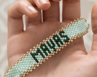 Pulsera personalizada hecha a mano con el nombre Miyuki y texto personalizado en varios colores.