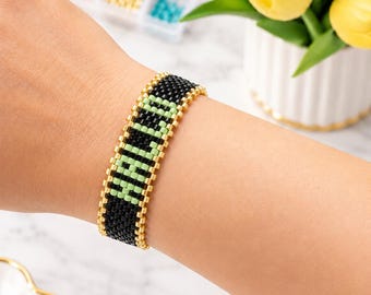 Pulsera personalizada hecha a mano con el nombre Miyuki y texto personalizado en varios colores.