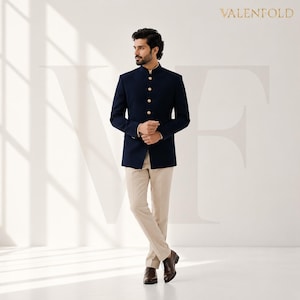 Puede incluir: Chaqueta azul marino con cuello mao y botones dorados, combinada con pantalones beige y zapatos de cuero marr&oacute;n. La chaqueta tiene cuello mandar&iacute;n y es de la marca VALENFOLD.