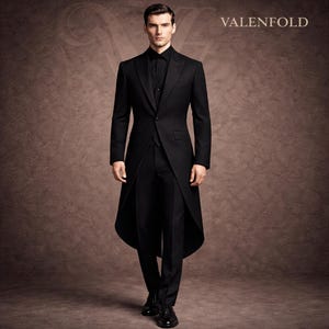Puede incluir: Un traje negro formal con levita larga, chaqueta abotonada y pantalón a juego. El traje se lleva con camisa y chaleco negros. El texto "VALENFOLD" es visible. Zapatos negros completan el conjunto.