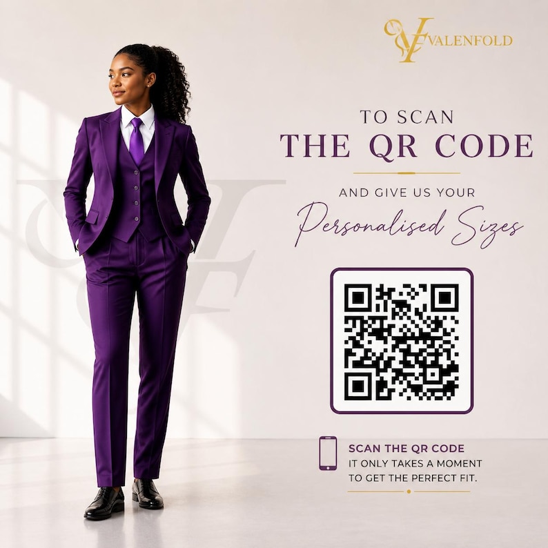 Peut inclure: Une femme porte un costume violet, une chemise blanche et une cravate violette. L'image contient le texte "TO SCAN THE QR CODE AND GIVE US YOUR Personalised Sizes." Un code QR est &eacute;galement visible, avec le texte "SCAN THE QR CODE IT ONLY TAKES A MOMENT TO GET THE PERFECT FIT."