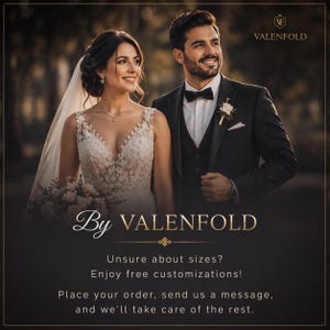 Peut inclure: Un couple en tenue de mariage. La femme porte une robe de mari&eacute;e en dentelle blanche et un voile, tenant un bouquet. L'homme est en smoking noir avec un n&oelig;ud papillon. L'image comprend le texte "By VALENFOLD" et des informations sur les personnalisations.