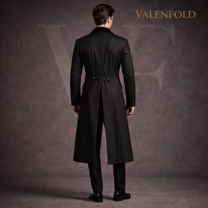 Peut inclure: Un long manteau noir avec un col en velours et des d&eacute;tails de boutons. Le manteau a un dos fendu et est port&eacute; avec un pantalon et des chaussures noirs. Le mot "VALENFOLD" est imprim&eacute; en or en haut &agrave; droite.