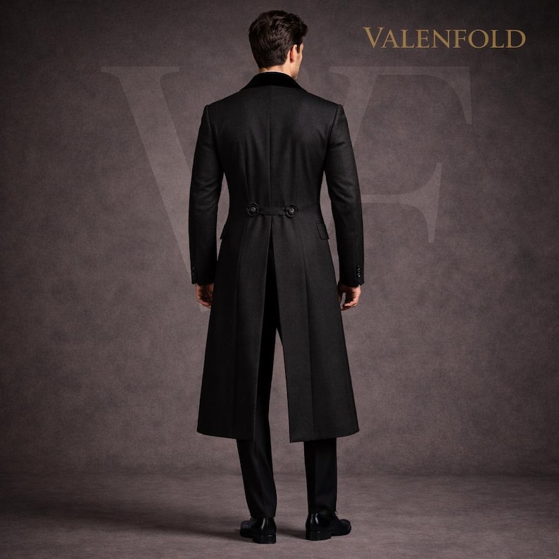 Peut inclure: Un long manteau noir avec un col en velours et des d&eacute;tails de boutons. Le manteau a un dos fendu et est port&eacute; avec un pantalon et des chaussures noirs. Le mot "VALENFOLD" est imprim&eacute; en or en haut &agrave; droite.