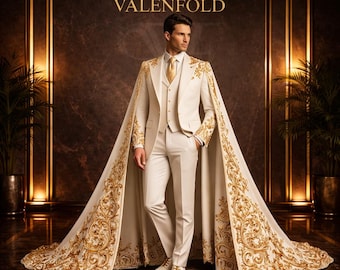 Puede incluir: Un traje color crema con bordados dorados, que incluye capa, chaleco y corbata. El traje se lleva con zapatos blancos. La imagen presenta el logotipo "VALENFOLD" en dorado. El fondo es una pared marrón oscuro con detalles dorados.