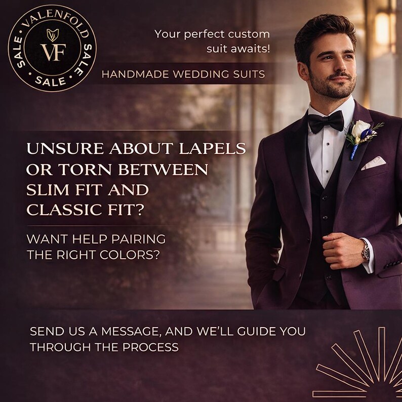 Puede incluir: Un hombre con un traje de boda hecho a mano de color p&uacute;rpura oscuro con una pajarita negra y una camisa blanca. La imagen incluye texto que dice "VALENFOLD" y "HANDMADE WEDDING SUITS". El texto tambi&eacute;n pregunta si no est&aacute; seguro sobre las solapas.