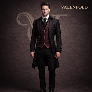 Pode incluir: Um homem em um casaco longo preto estampado, colete e calças. O colete é bordô com um padrão floral. O casaco tem gola de veludo e é abotoado. O fundo é marrom escuro com a palavra "VALENFOLD" em dourado.