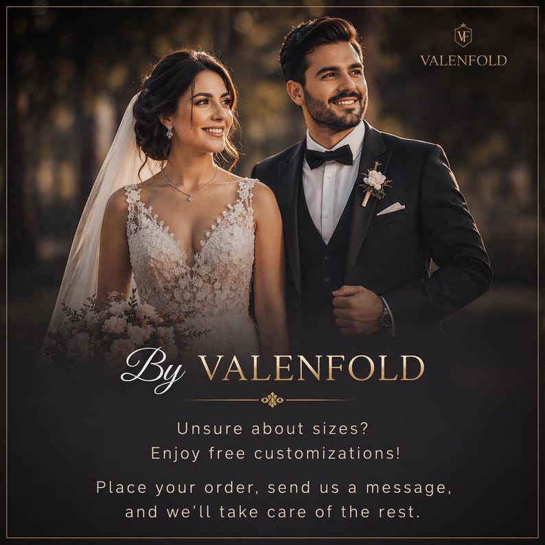 Puede incluir: Una pareja vestida con ropa de boda formal. La mujer lleva un vestido de novia de encaje blanco y un velo, sosteniendo un ramo. El hombre viste un esmoquin negro con pajarita. La imagen incluye el texto "By VALENFOLD" e informaci&oacute;n sobre personalizaciones.
