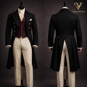 Op de afbeelding: Een zwarte rokjas met gouden knopen, gecombineerd met een bordeauxrood vest, crèmekleurige broek en een wit gerimpeld overhemd. De outfit wordt gepresenteerd op een mannequin, met een klassieke, formele stijl. Het Valenfold-logo is zichtbaar.