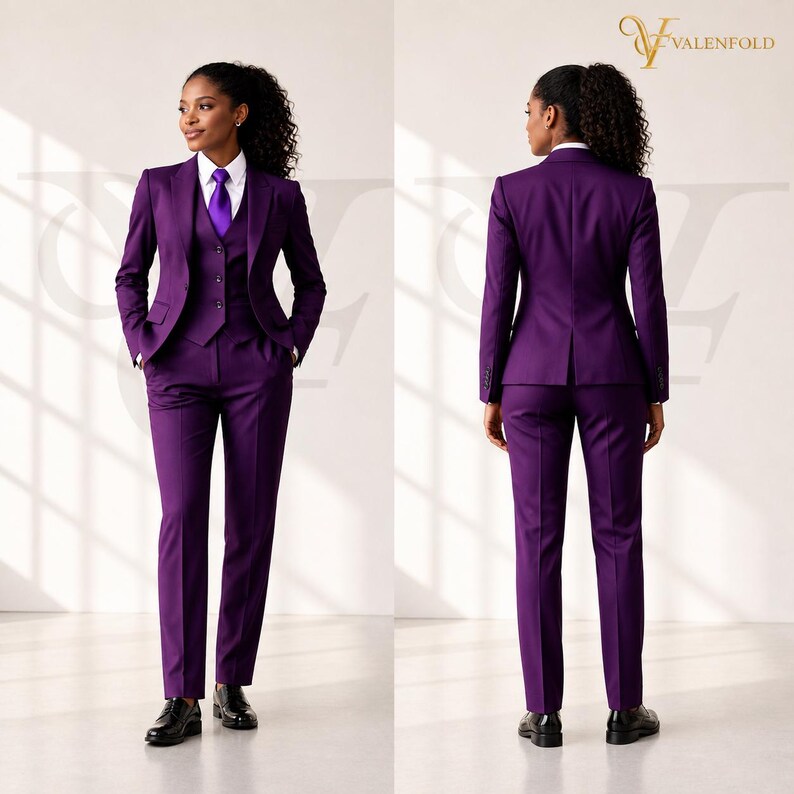 Peut inclure: Un costume trois pi&egrave;ces violet avec une cravate assortie et des chaussures noires. L'ensemble comprend une veste, un gilet et un pantalon. Une chemise blanche &agrave; col est port&eacute;e en dessous. Le logo "VALENFOLD" est visible.