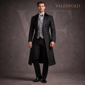 Peut inclure: Un long manteau noir &agrave; double boutonnage, associ&eacute; &agrave; un gilet gris, une chemise et un pantalon noirs. La tenue est compl&eacute;t&eacute;e par un n&oelig;ud papillon. Le nom de la marque "VALENFOLD" est visible en haut &agrave; droite.