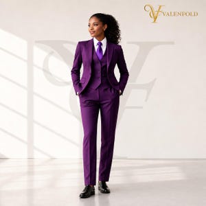 Peut inclure: Un costume trois pi&egrave;ces violet, comprenant une veste, un gilet et un pantalon, port&eacute; avec une chemise blanche et une cravate violette. La personne porte des chaussures noires. Le logo Valenfold est visible.