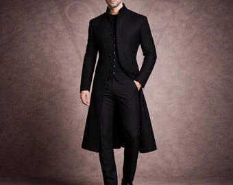 Peut inclure: Un long manteau noir avec un col officier, porté sur un gilet et un pantalon assortis. Le manteau a un devant boutonné et une coupe longue et fluide. La tenue est complétée par des chaussures noires. La marque "VALENFOLD" est visible.
