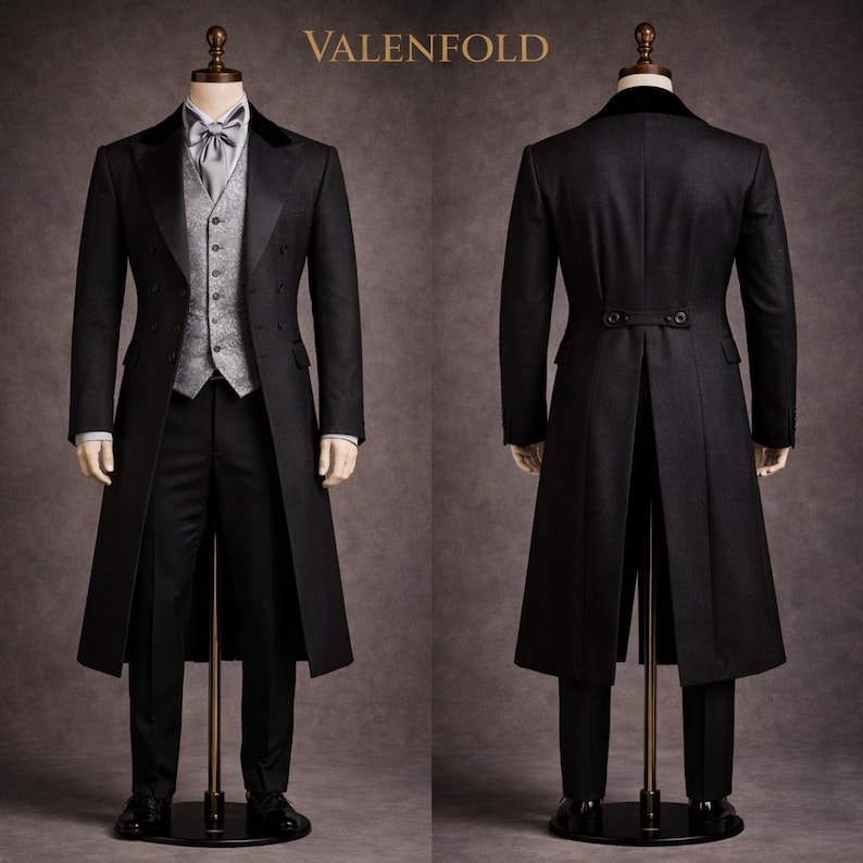 Peut inclure: Un costume queue-de-pie noir formel pr&eacute;sent&eacute; sur un mannequin. Le costume comprend un long manteau avec un col en velours, un gilet gris, un n&oelig;ud papillon et un pantalon noir. La marque "VALENFOLD" est visible en haut.