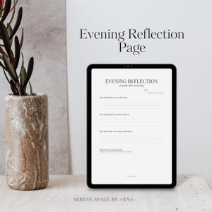 Pode incluir: Um tablet digital exibindo um modelo de "Página de Reflexão Noturna". O modelo inclui prompts para diário diário. À esquerda, há um vaso decorativo com vegetação. O texto no tablet diz "Evening Reflection" e "Serene Space by Anna".
