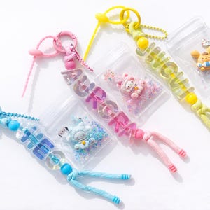 Personalisierter Aurora Namens-Schlüsselanhänger | Transparentes Perlen Design | Individuelle Buchstaben | Geschenk für Kinder