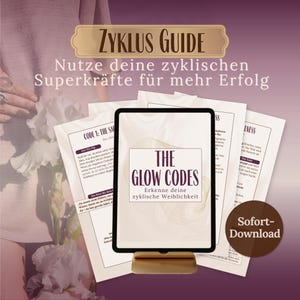Puede incluir: Una tableta digital que muestra "THE GLOW CODES" y "Erkenne deine zyklische Weiblichkeit" en la pantalla, sostenida por un soporte de madera. La imagen también presenta páginas impresas con texto y las palabras "ZYKLUS GUIDE" en la parte superior.