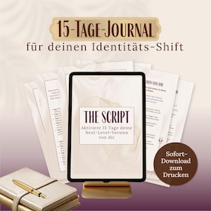 Op de afbeelding: Een digitale tablet met "THE SCRIPT" en Duitse tekst, waaronder "Aktiviere 15 Tage deine Next-Level-Version von dir." Verschillende afgedrukte pagina's en een dagboek met pen zijn ook zichtbaar.