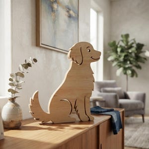 Könnte beinhalten: Ein hellfarbiger Holzausschnitt eines sitzenden Hundes mit glatter Oberfläche und einfachen, klaren Linien, die Ohren, Schwanz und Gesichtszüge definieren. Die Figur ist aus einem einzigen Stück Holz gefertigt und weist eine sichtbare Maserung auf.