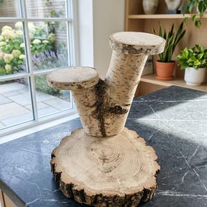 Soportes rústicos para troncos. Estantes hechos con rodajas de roble y abedul. Soportes para macetas o pasteles. Bandejas de boda artesanales.