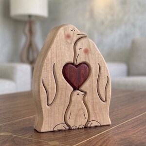 Układanka z drewnianych puzzli z pingwinami. Szablon z piłą taśmową z pingwinami. Szablon rodzinnej układanki z piłą taśmową. Szablon do samodzielnego montażu w stolarce.