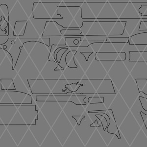 Op de afbeelding: Een digitaal sjabloon met zwarte lijntekeningen van diverse vuurwapenonderdelen op een grijze achtergrond. Het ontwerp bevat meerdere geometrische vormen en specifieke uitsparingen, waaronder een kleine afbeelding van een wonderlamp.