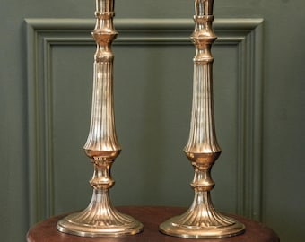 Paar elegante vintage hoge koperen kandelaars