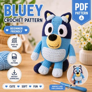 Puede incluir: Muñeco Bluey tejido a crochet, con tonos azules, blancos y amarillos. La imagen incluye el texto "Bluey Crochet Pattern", "Beginner Friendly" y "Easy to Make". El muñeco está diseñado para abrazar.