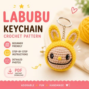 Könnte beinhalten: Ein gelb-beiger Labubu-Schlüsselanhänger aus Häkelarbeit mit einem Hasen-Design und einem lächelnden Gesicht. Das Bild enthält den Text "Labubu Keychain Crochet Pattern". Der Schlüsselanhänger hat einen silbernen Schlüsselring.