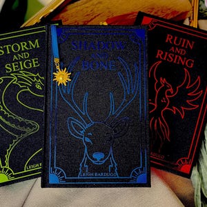 Reencuadernación de la trilogía Sombra y Hueso hecha a mano