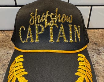 Capitán de espectáculo de mierda con diamantes de imitación dorados