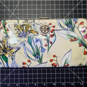 Puede incluir: Una taza de cerámica blanca con un asa negra y el texto "But First, Coffee" en negro, con una fuente de estilo manuscrito. La taza está sobre una superficie blanca.