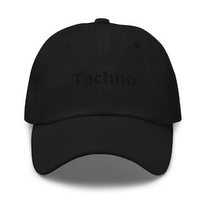 Op de afbeelding: Zwarte baseballpet met het woord "Techno" geborduurd op de voorkant. De pet heeft een gebogen klep en een knoop aan de bovenkant. De hoed is gemaakt van een zacht, duurzaam materiaal.