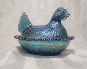 Plato con tapa de Indiana Glass con gallina en nido de cristal iridiscente azul Carnival Glass