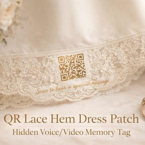 Könnte beinhalten: Elfenbein farbener Spitzenbesatz-Kleid-Patch mit einem goldenen QR-Code und dem Text „Scannen, um eine besondere Nachricht zu hören“. Der Patch ist für eine versteckte Sprach- oder Videoerinnerung konzipiert. Ein Brautschuh ist im Hintergrund zu sehen.