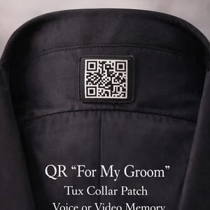 Könnte beinhalten: Schwarzer Smokingkragen mit quadratischem QR-Code-Patch. Der Patch ist weiß mit einem schwarzen QR-Code-Design. Darunter steht "QR 'For My Groom' Tux Collar Patch Voice or Video Memory."
