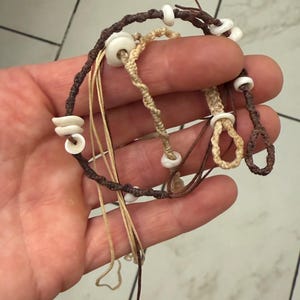 Pulsera de macramé de concha Puka de Hawái. Hecha a mano con conchas auténticas de las islas. Hecha a medida.