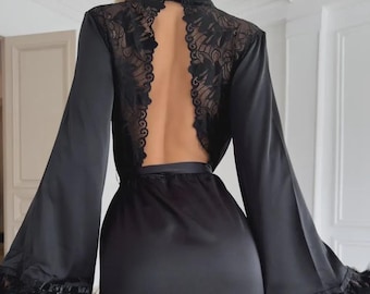 Bata elegante de satén con encaje y plumas – Bata de preparación para la novia, kimono largo de lujo