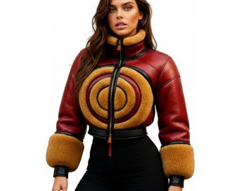 Chaqueta de piel de oveja roja de lujo, chaqueta acolchada vanguardista de piel sintética Bullseye, chaqueta bomber corta de diseñador, abrigo de moda único, regalo para ella.