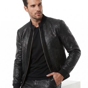 Luxe heren zwart leren bomberjack met slangenleer reliëf, handgemaakte python getextureerde slim fit bikerjas, urban streetwear cadeau voor hem