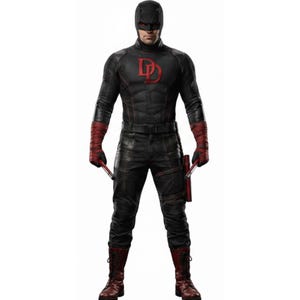 Puede incluir: Toma de cuerpo entero de una persona con un disfraz de superhéroe negro y rojo. El disfraz presenta una máscara negra, un traje negro con el logo "DD" rojo, vendas rojas en los brazos y botas rojas. La persona sostiene dos bastones rojos.