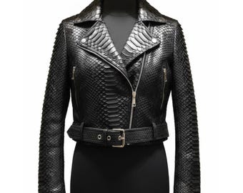 Chaqueta de motociclista de piel de serpiente negra hecha a mano, abrigo de moto con relieve de pitón exótico, chaqueta punk rock corta de corte entallado, regalo de lujo para ella.