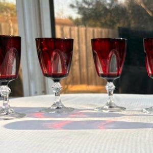Zestaw 6 zabytkowych kieliszków do wina z kryształu Ruby Red Gothic, Cristal D'Arques-Durand