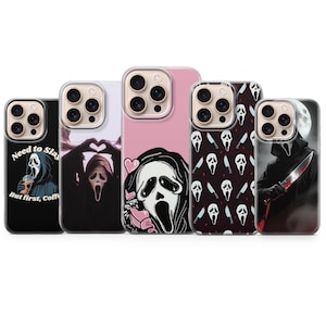 Op de afbeelding: Een verzameling van vijf telefoonhoesjes met het Ghostface-masker uit de Scream-horrorfilmreeks. De ontwerpen omvatten het masker, een hart, een mes en de tekst "Need to Slay But first, Coffee".