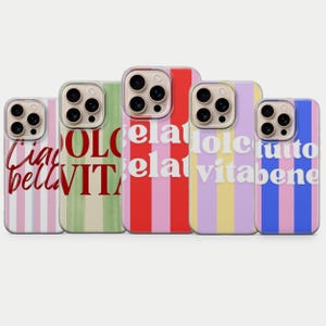 Op de afbeelding: Een verzameling van vijf iPhone-hoesjes met kleurrijke verticale strepen. Elk hoesje heeft een ander ontwerp met Italiaanse zinnen in verschillende lettertypen en kleuren, waaronder "Ciao bella" en "Dolce Vita".