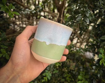 Taza de café de cerámica hecha a mano con diseño de hoyuelos - verde matcha y ópalo - 355 ml