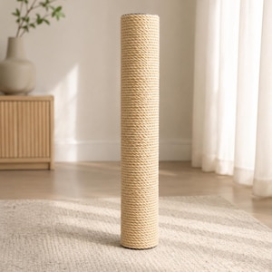 Può includere: Un tiragraffi cilindrico alto per gatti. Il palo è avvolto in corda di sisal color naturale, fornendo una superficie strutturata per i gatti per graffiare. La base e la parte superiore sono marrone scuro. È su un tappeto neutro.